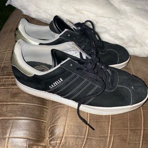 Adidas 9.5 men shoe
